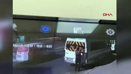 İzmir'de feci kaza! İki aracın arasına sıkıştı