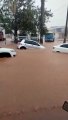 Carros ficam presos na chuva, em Planaltina de Goiás