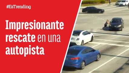Rescate en una autopista: personas salvan a una mujer inconsciente dentro de su auto