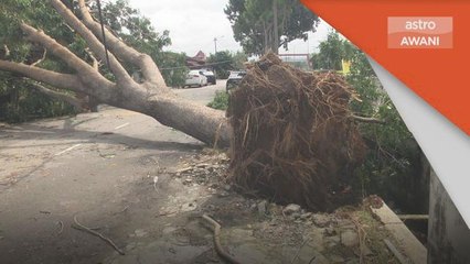Banjir Kilat | Ribut landa tiga daerah di Melaka, kediaman rosak