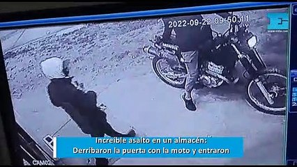 Increíble asalto en un almacén: derribaron la puerta con la moto y entraron