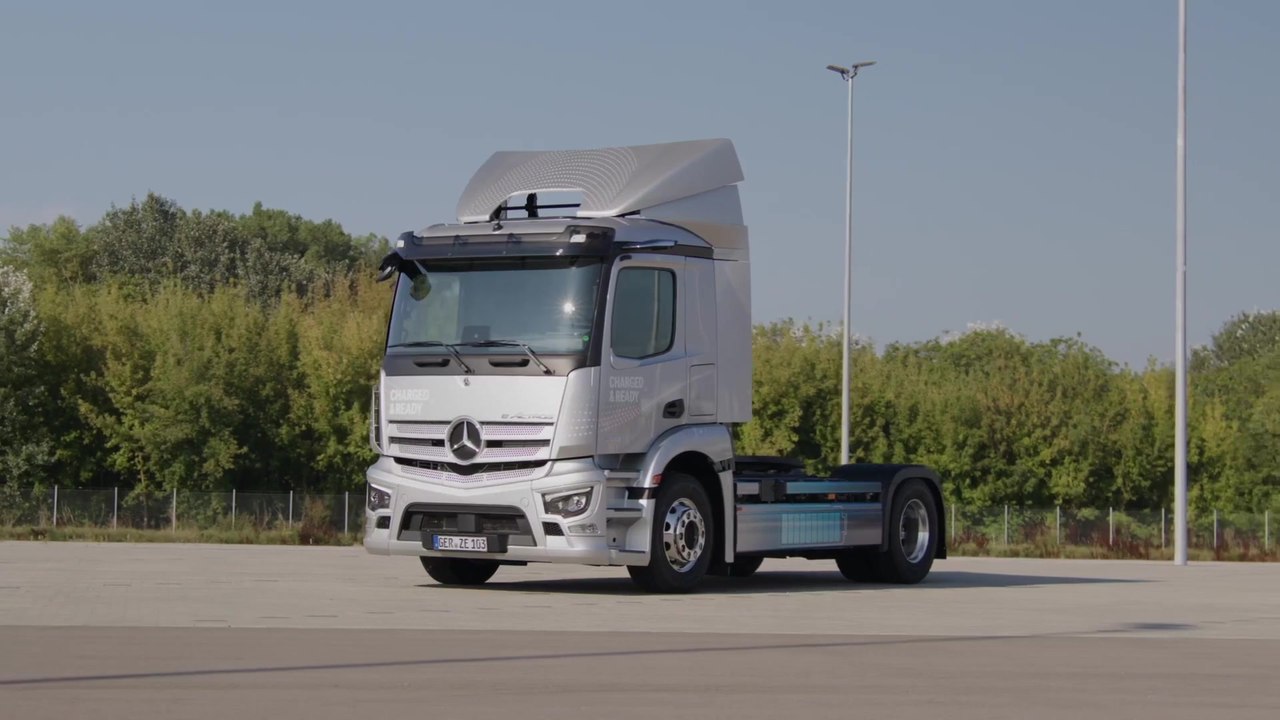 Mercedes-Benz eActros mit komplett elektrischer Nebenabtriebslösung und mit Kühlkoffer