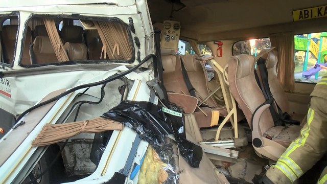 Sancaktepe'de iki servis minibüsü çarpıştı; biri ağır 4 yaralı