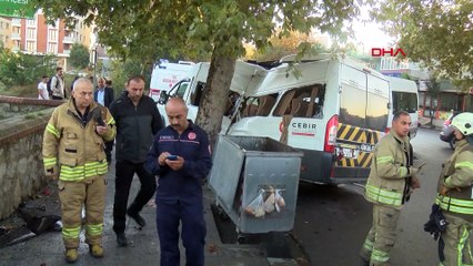 Sancaktepe’de servis minibüsleri çarpıştı: Biri ağır 4 yaralı