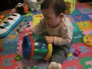 kenzo joue assis