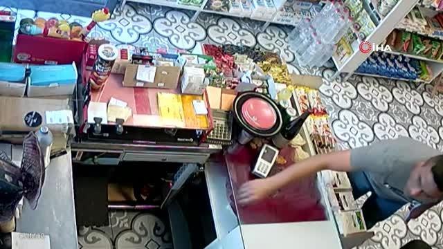 Şarküteriye giren hırsız kasadaki paraları böyle çaldı