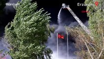 Erzurum'da canları pahasına bayrağı yanmaktan kurtardılar