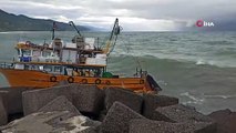 Karadeniz'de dev dalgalarında balıkçıların yaşadığı dehşet kamerada