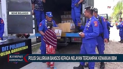 Polisi Salurkan Bansos Kepada Nelayan Terdampak Kenaikan BBM