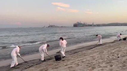 Los residuos continúan saliendo del buque de Gibraltar de forma continua