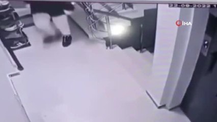 Son dakika haber... Önce sipariş getirdi, sonra ayakkabı çaldı...O anlar kamerada