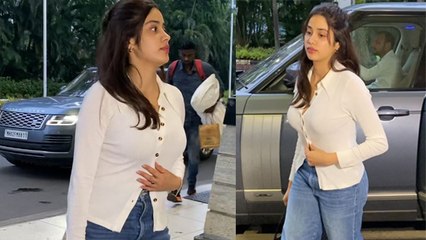 Janhvi Kapoor Shirt Button खोलने पर Troll, Trollers ने कहा बटन बंद...|Boldsky*Entertainment