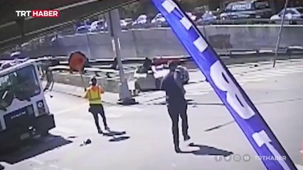 Aracın üzerine vinç devrildi