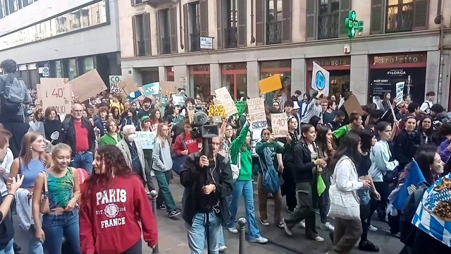 Fridays for future, studenti in corteo a Milano