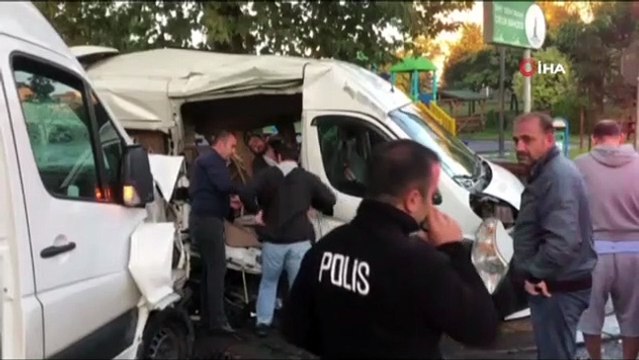 Sancaktepe’de iki servis aracı çarpıştı: 4 yaralı