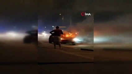 Seyir halinde alev alan otomobilden son anda kurtuldu