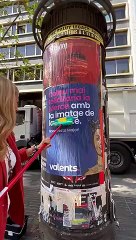 Eva Parera cuelga un cartel de la Mercè que no gustará a Colau