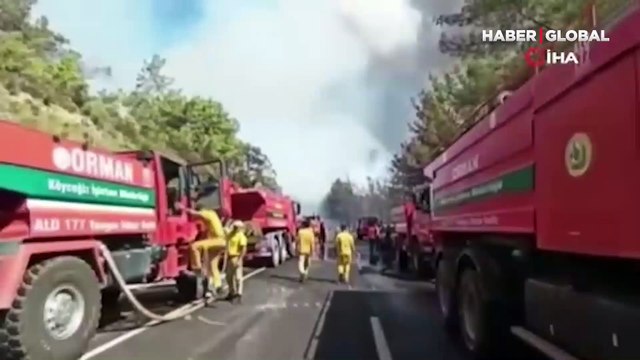 Marmaris yangınında kaydedildi! Türk bayrağını alevlere teslim etmediler