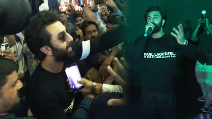 रणबीर कपूर और अयान मुख़र्जी फैंस के बीच  अपनी फिल्म का रिएक्शन लेने पहुंचे