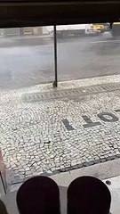 Vídeo: rato se segura em poste durante tempestade em Juiz de Fora