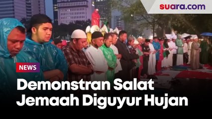 Ribuan Massa Mencoba Bertahan di Patung Kuda, Gelar Salat Jemaah saat Hujan Mengguyur