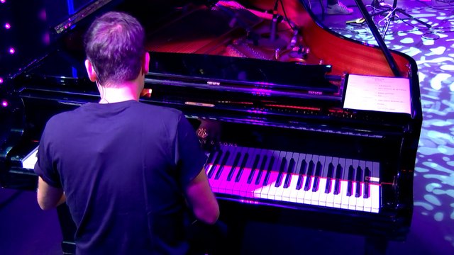 Slimane interprète Ça va, ça vient dans Le Grand Studio RTL'