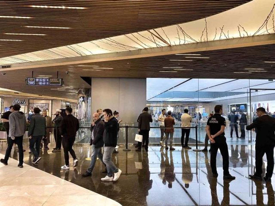 57 bin TL'lik cep telefonunu almak için kuyruğa girdiler