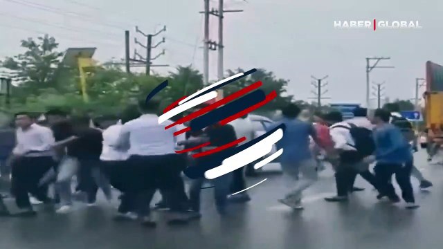 Okulun önünde 20 kişilik grubun tartışması kavgaya dönüştü! Araba çarptı, dövüşmeye devam ettiler
