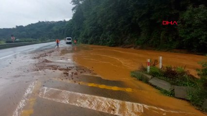 Rize'de sağanak; şelale karayoluna taştı
