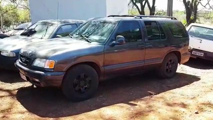 Caminhonete com registro de furto é encontrada abandonada em área aos fundos do Interlagos