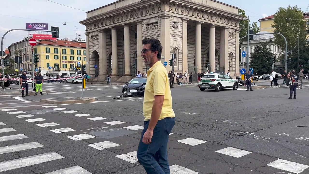 Carambola fra auto dei vigili, Ferrari e moto:...