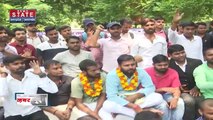 Uttar Pradesh : Prayagraj में फीस बढ़ोतरी के खिलाफ छात्रों का प्रदर्शन जारी | UP News |