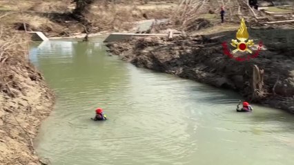 Download Video: Maltempo Marche, ricerca dei due dispersi: sommozzatori al lavoro nel torrente Nevola