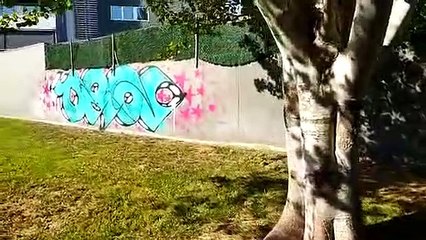 Grafitis y una tienda de campaña en el parque de Diagonal Mar