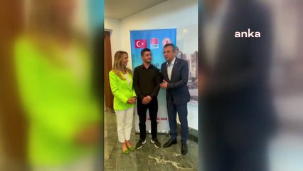 Özgür Özel, Özgür Özel'e rozet taktı