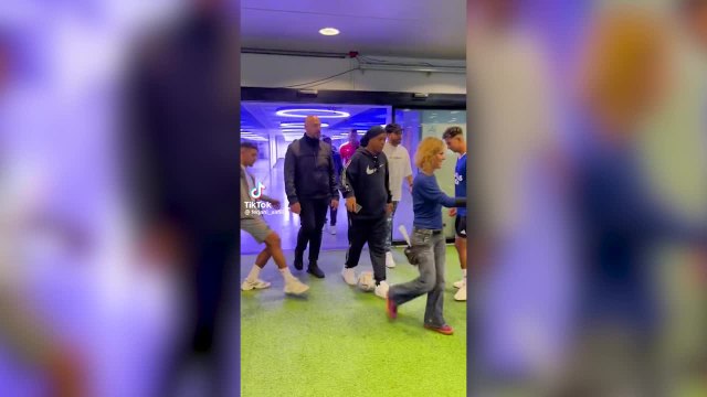 Ronaldinho pierde los papeles y pega a un Youtuber