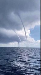 Sur un bateau, il filme d'impressionnantes trombes marines