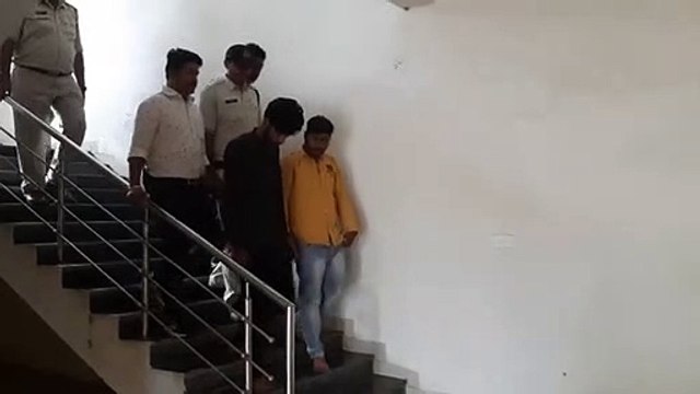 बुजुर्ग महिला के गले से चेन खींचने वाले लुटेरे गिरफ्तार, हवलदार को मारा था चाकू