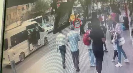 Elbisesi kapıya takılan kadın, otobüsün altında kalıp öldü! O anlar kamerada