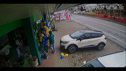 Un cycliste sauvé par des ballons