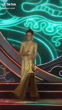Những bước catwalk chặt chém của NTK Tín Thái tại sân khấu trình diễn National Costume Miss Grand Vietnam 2022