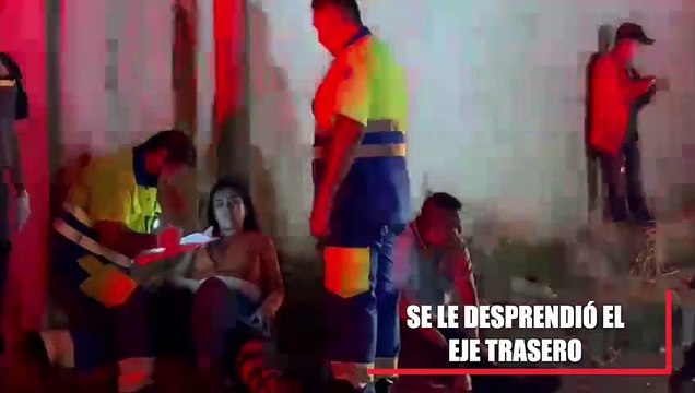 Siete trabajadores resultaron lesionados luego de que su camión de transporte terminó volcado