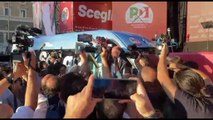 Letta arriva col minibus elettrico al comizio di chiusura a Roma