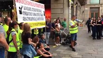 Manifestantes en la plaza de Sant Jaume protestan contra Colau