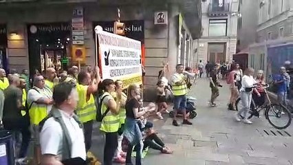 Manifestantes en la plaza de Sant Jaume protestan contra Colau