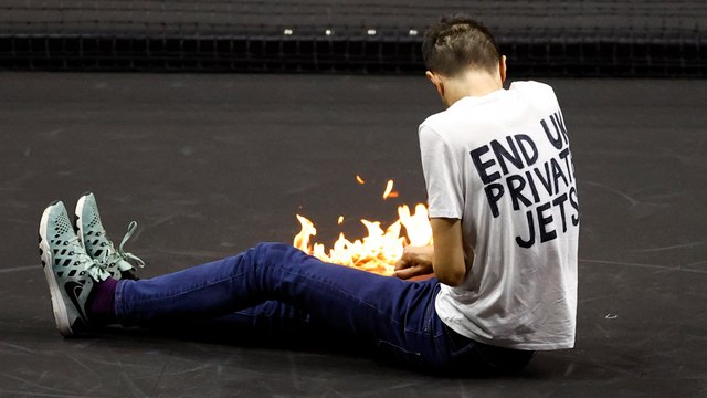 Laver Cup : un militant met le feu à son bras pendant un match