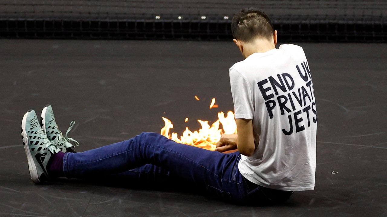 Laver Cup  : un militant met le feu à son bras pendant un match