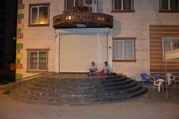 DİYARBAKIR'DA EVLAT NÖBETİNDEKİ 2 BABA HDP BİNASI ÖNÜNE 'YATAK' SERİP GECE NÖBETİNE BAŞLADI