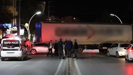 Arızalanan tır caddeye daldı, ortalık savaş alanına döndü