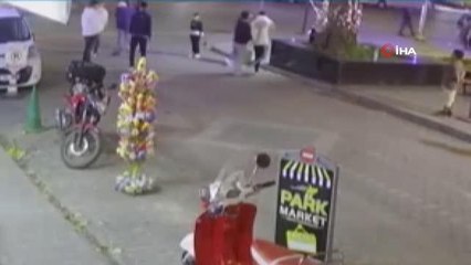 Son dakika haberi | İki grup arasındaki bıçaklı kavga kamerada: 2 yaralı, 4 gözaltı